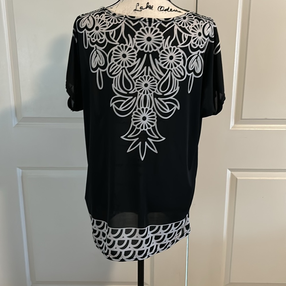 Patterned flowing top - Picture 3 of 3